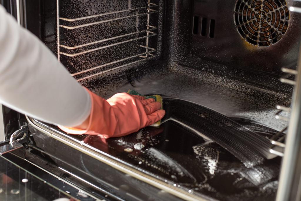 Cleaning oven with baking soda and vinegar 