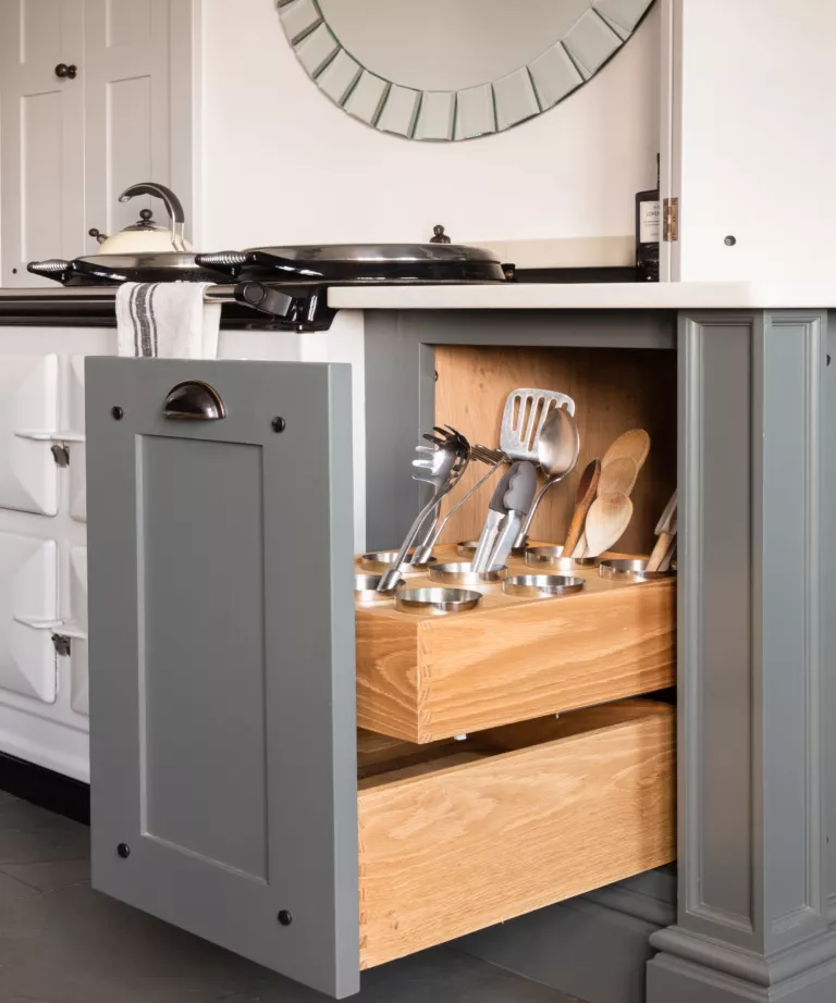 Storing kitchen utensils upright in drawers