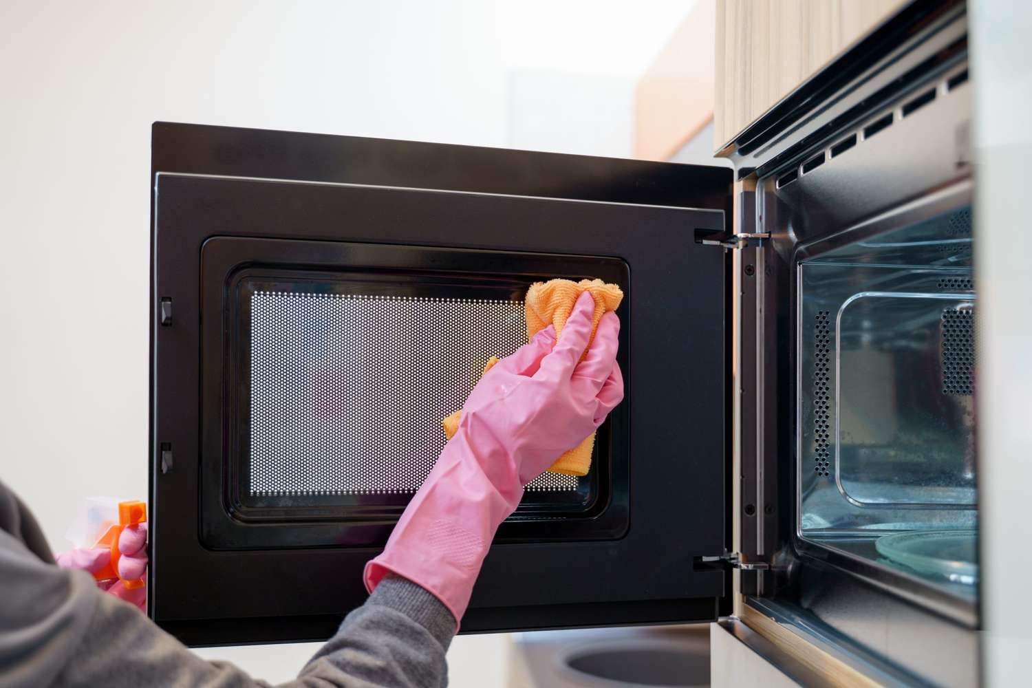deep cleaning of microwave