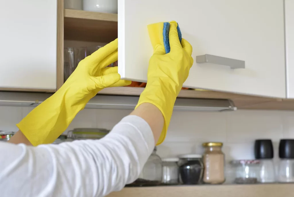 how to clean kitchen cabinets